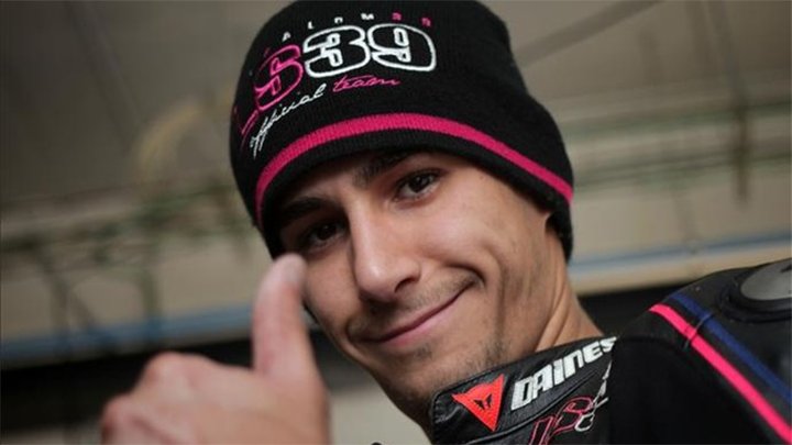 movistar_motogp's tweet photo. Te fuiste hace justo un año pero tu memoria sigue presente en todos nosotros. Se te echa de menos #mexicano39 #LuisSalom. https://t.co/KSXw2yi1kJ