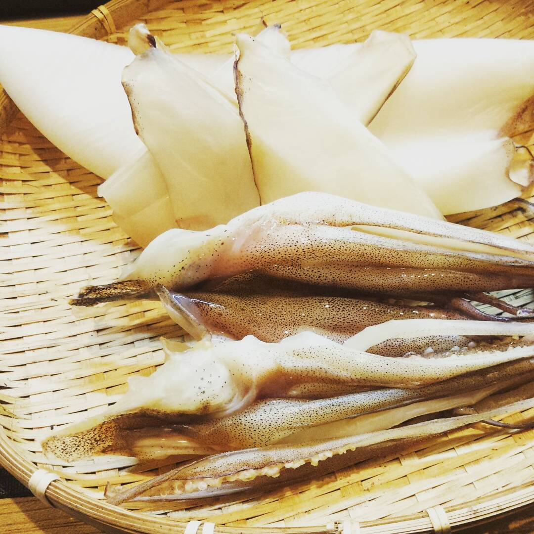 楽菜 縁 えにし こんにちは 本日夜も通常通り営業致します おすすめは 三陸産 天然ホヤ そろそろホヤの恋しい時期でもあるのではないでしょうか 天然ホヤと養殖ホヤの食べ比べなどでもお楽しみ下さい ノ 自家製 アオリイカの一夜干し