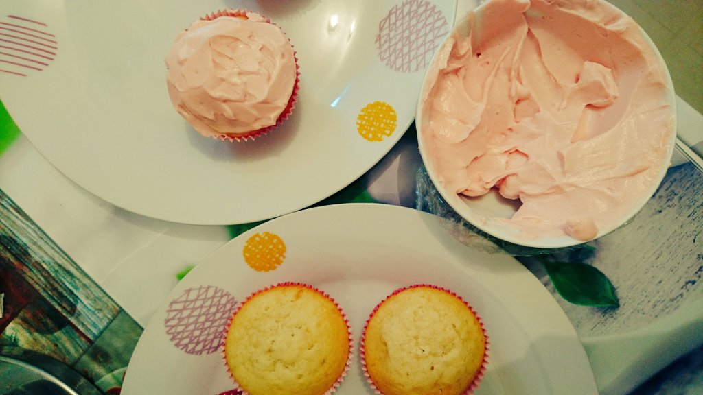passionforbakin's tweet image. The topping it&apos;s creamy cheese, icing sugar &amp;amp; raspberry flavour #raspberrycupcakes