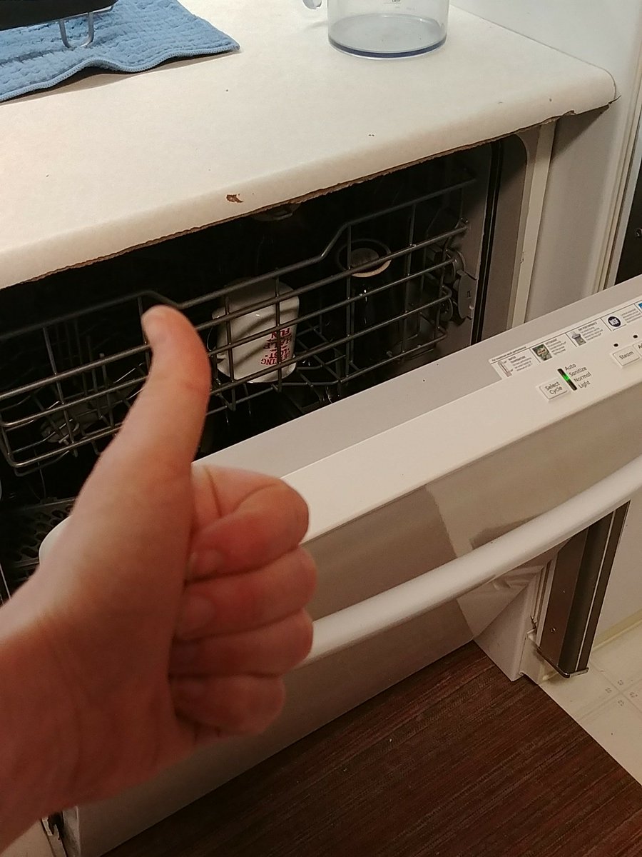 Melell's tweet image. We are #renting @ a place with a #dishwasher and it's NOT @braye_dial #lifegoal #ezstreet #domesticgodess #skincare #winning #madeit