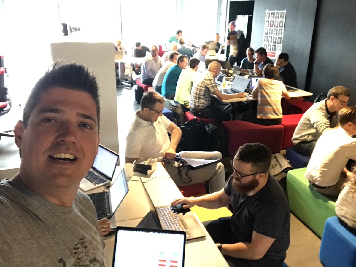 janvdp's tweet image. Full house #xamarindevdays