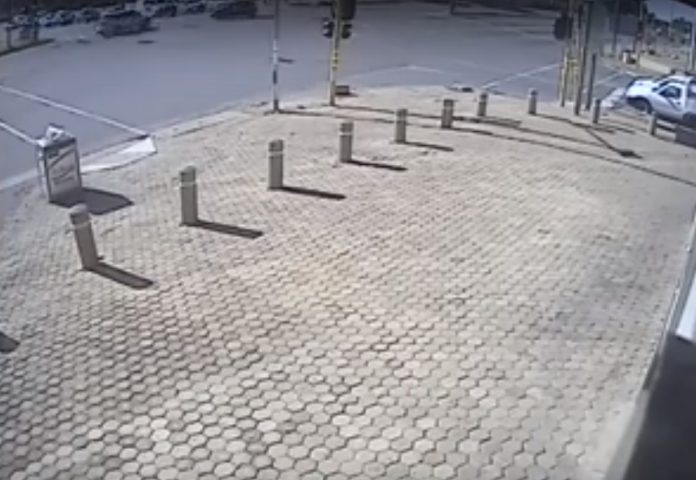 CrashDetech's tweet photo. Watch: Horrific head on collision in Joburg caught on camera https://t.co/aTz0GUkRdA #CrashDetech #roadsafety https://t.co/zXBrMWJxp0