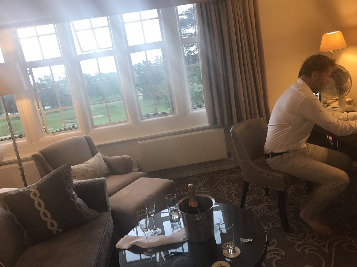 CatsCompilation's tweet photo. #WorryfreeWeekend #husbandwife @HanburyManor https://t.co/N9u0flOX8R