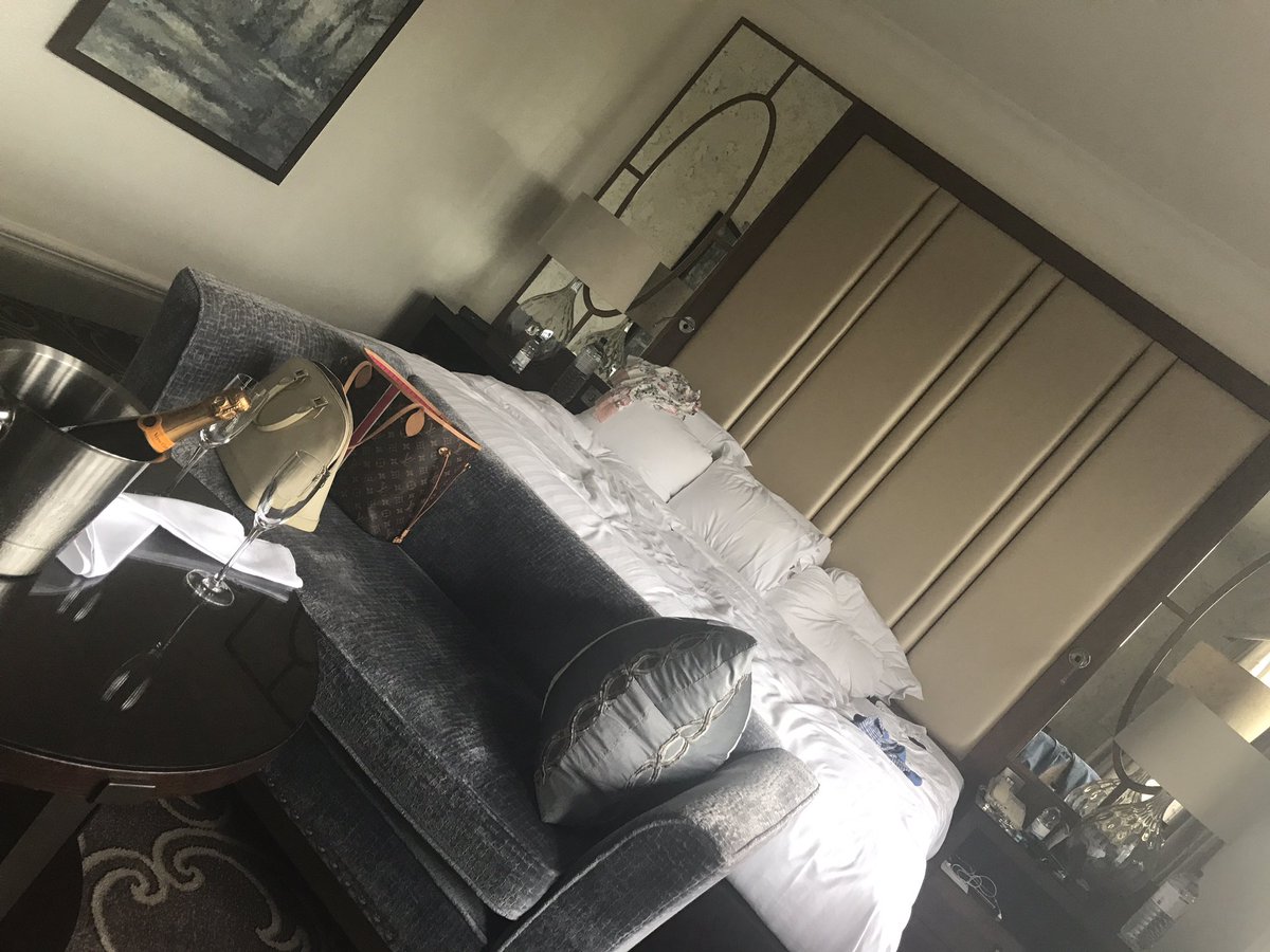 CatsCompilation's tweet photo. #WorryfreeWeekend #husbandwife @HanburyManor https://t.co/N9u0flOX8R