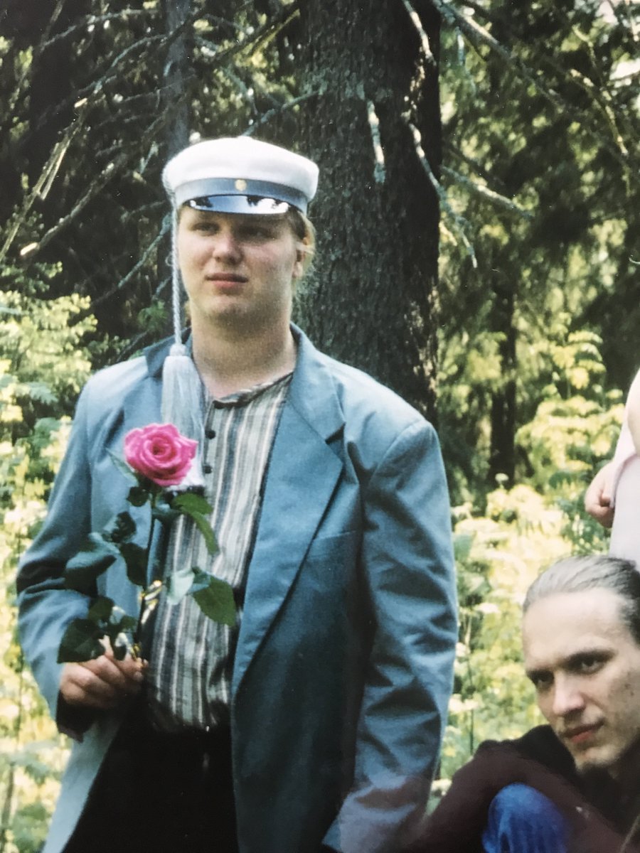 Levykauppax's tweet photo. Ylin johtomme, terävin kärkemme, haluaa onnitella kaikkia tänään valmistuneita. Muistakaa opiskella tai voitte päätyä levykauppaan töihin! https://t.co/rKGm1zUXSf