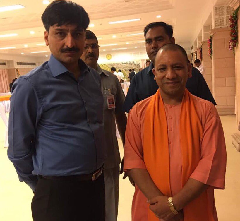 vinayraivinay's tweet photo. पर्यटकों को @myogiadityanath दिखायेंगे अक्षय बँट इलाहाबाद के क़िले से सेना को कही और सिफ़्ट करने की हैं योजना क़िले के अन्दर हैं बँट वृक्ष https://t.co/WKgGP9biE1