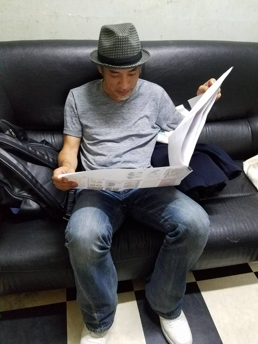 三木プロダクション En Twitter 宮内敦士 先程 ルパン座トークイベント にお邪魔しました 皆さんありがとうございました 写真は 控え室で皆さんのイラスト画を見る 出番終了して安堵の一服 です