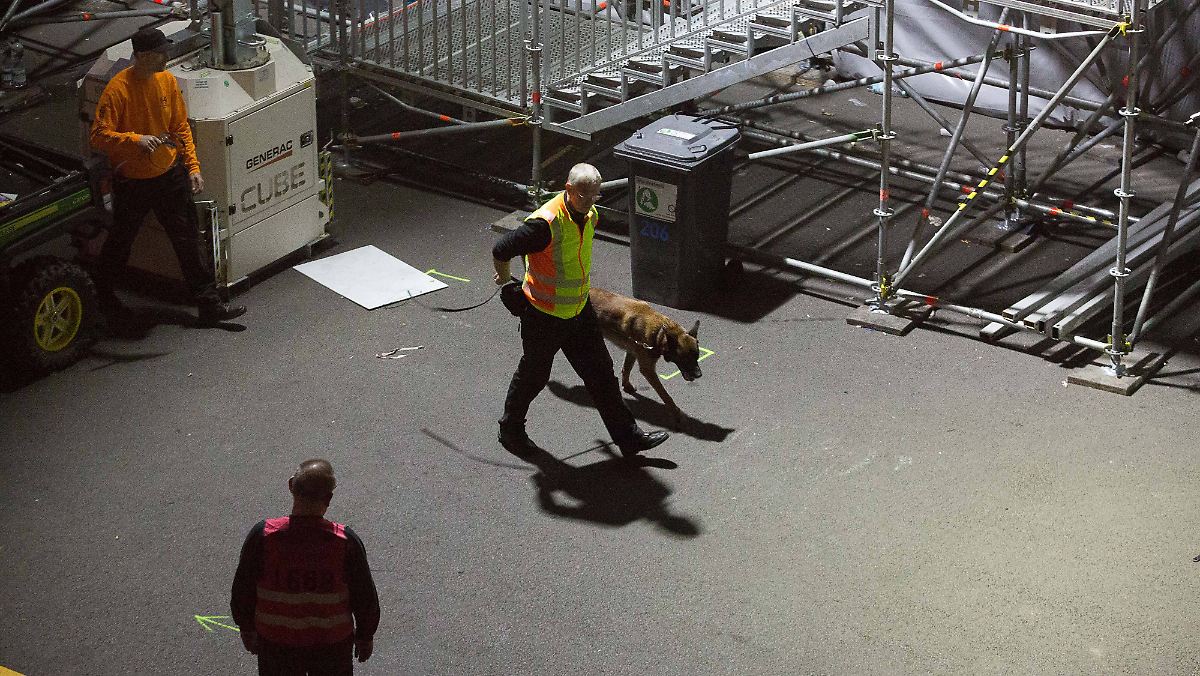 ntvde's tweet photo. Terroralarm bei "Rock am Ring": Zwischen Abbruch und Fortsetzung ist alles möglich https://t.co/5K0HN0tzzv https://t.co/494FQLVKyv