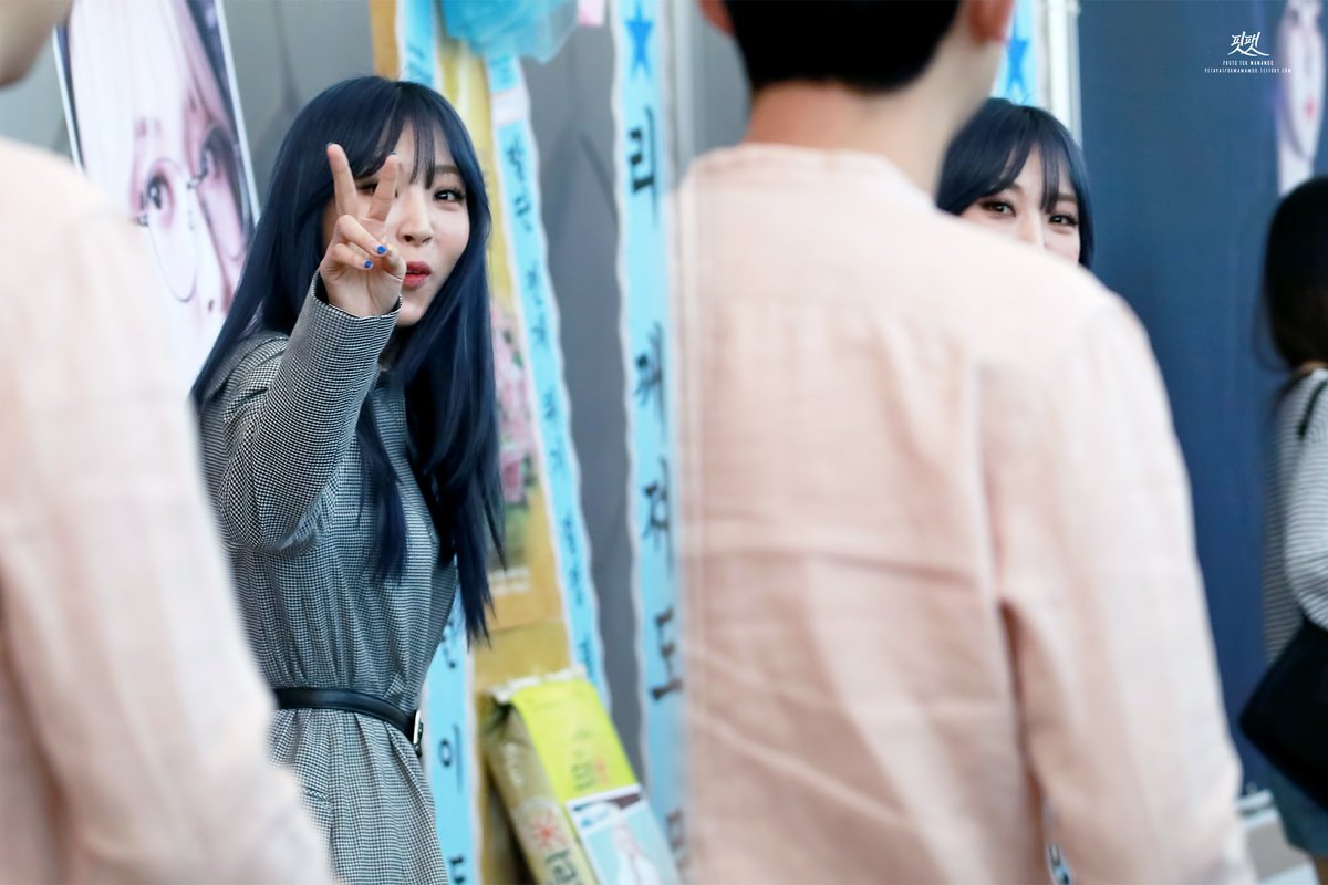 mmm_PITAPAT's tweet photo. 170601 아이돌드라마공작단 제작발표회 문별 업로드
#마마무 #문별

하... 그냥 완벽하지요... 단장님 😍

https://t.co/zujVt4vjPz https://t.co/sVj3CImzhH