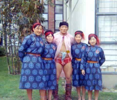 #түүх 1964 оны Олимп
Зүүн талаас: Намжилмаа, гимнастикийн дасгалжуулагч Норов, X.Баянмөнх аварга, гимнастикийн тамирчин Гүндэгмаа, Норолхоо