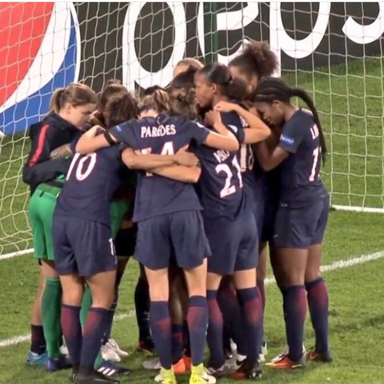 laureboulleau's tweet photo. L'unité quoi qu'il arrive!!!Je suis fière de faire partie de cette Equipe incroyable 🔵🔴 @PSG_Feminines @PSG_inside @UWCL https://t.co/kwWlAmK8qS