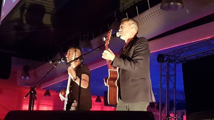 10laboutique's tweet photo. Finale d'Acti Voice organisée par les commerçants de Genas. Bravo à Eva ! Merci à Michael Jones qui a présidé le Jury. Magnifique soirée ! https://t.co/0yD5MFIjaU