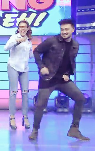 RylleBilly's tweet image. Pero teka muna kinilig talaga si Momskie eh 😂 Hot kasi ni Popskie, bukod tangi sya yung kinilig #Billyrylle #feelkolang 😕😂😂