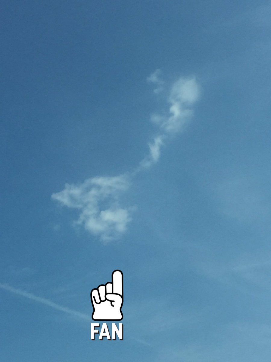 jldchzrn's tweet photo. Tweet du mois : j'ai vu un zizi dans le ciel. 
Oui... Non ? Allez venez on dit que c'est un zizi parce que c'est rigolo. https://t.co/OHs9OemY2Q