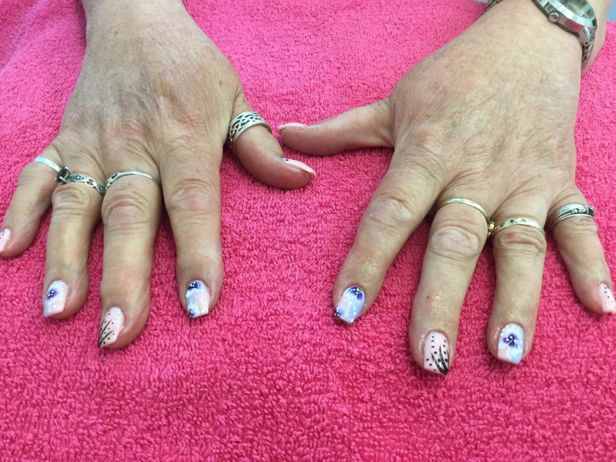 ClearlyNails's tweet photo. One of our lovely clients liked the look of the purple flower :) #nailart #purple #flowers #clearlynails #clearlynailsbysammi https://t.co/wDnBguUBD8