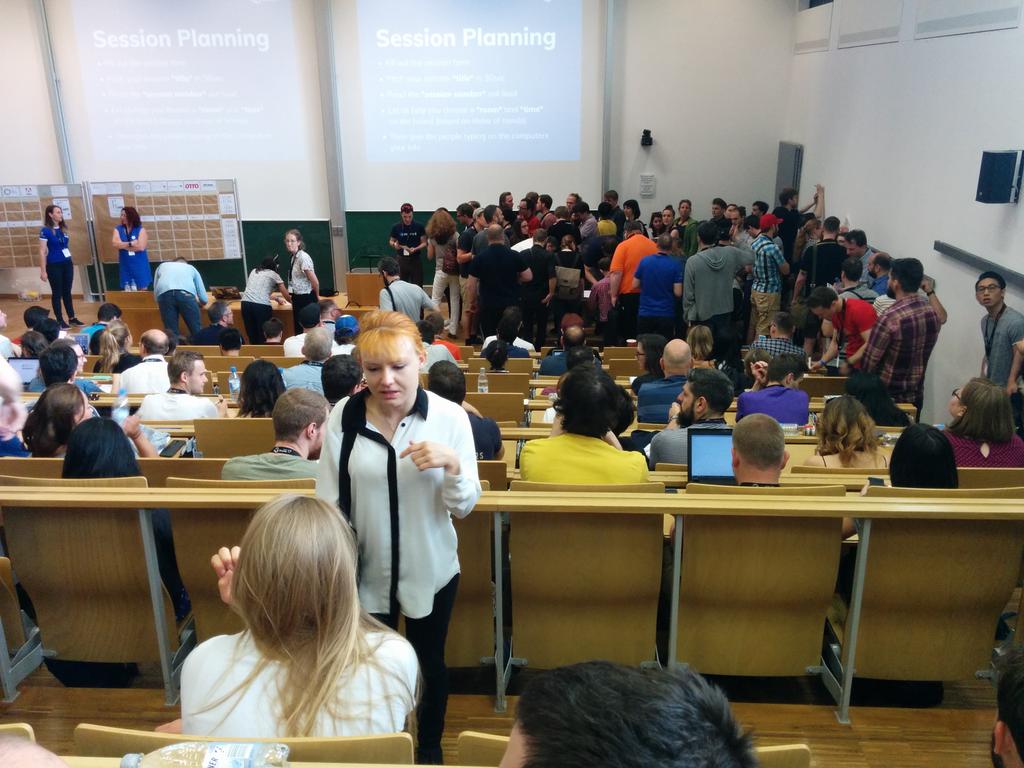 quantique's tweet photo. Beaucoup de monde pour proposer des sujets de session #uxce17 https://t.co/laqUgqq71A