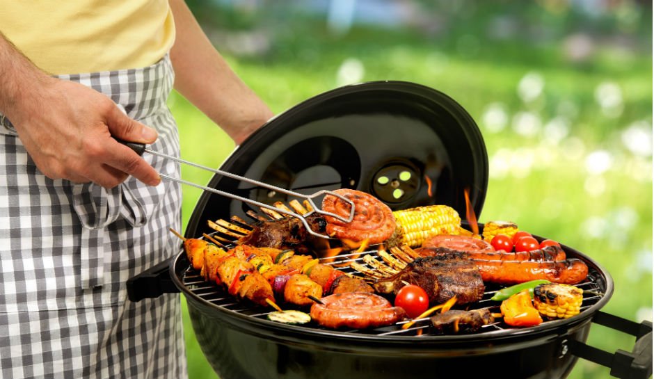 stefantoxicc's tweet image. *drinks beer flipping the food on the grill*