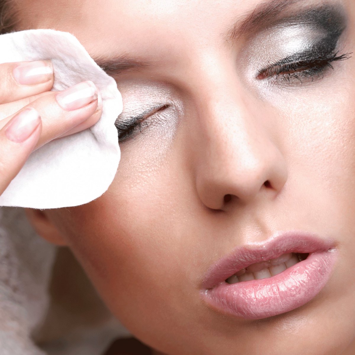 Skin around your eyes is thinner &amp; more delicate than rest of your skin. 8 ways your removing your eye makeup wrong! ow.ly/pOkf30chm8h