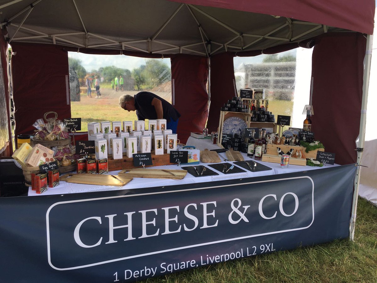 CheeseCo4's tweet image. Come join us in parkgate this weekend we open from 11 until 9pm! #aritsancheese  #parkgate #wirral #cheese. Come say hi to Dags and Rachel