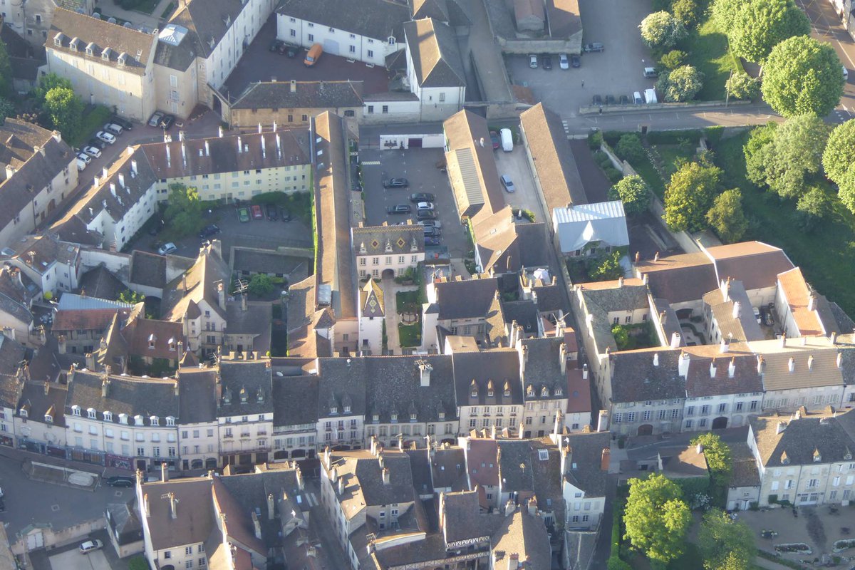 LeCepBeaune's tweet photo. Où est Le Cep ? 🤔 Saurez-vous le retrouver ? 😉
Crédits photos Air-Escargot Bourgogne
#lecep #beaune #bourgogne #montgolfière https://t.co/hekrz7UxBt