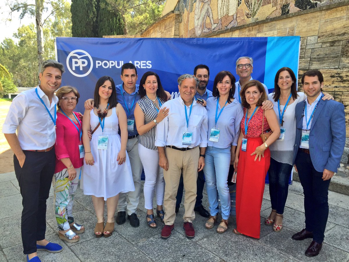 elagupc's tweet photo. Foto para el recuerdo de los que fuimos Diputados Provinciales en la legislatura anterior. Muchos recuerdos y más cariño @PPdipucordoba https://t.co/X8nZXkIlq0