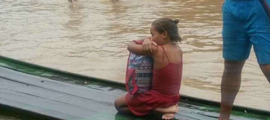 Una niña salva sólo sus libros de la inundación de su casa porque es "lo más importante" atres.red/ubkg71