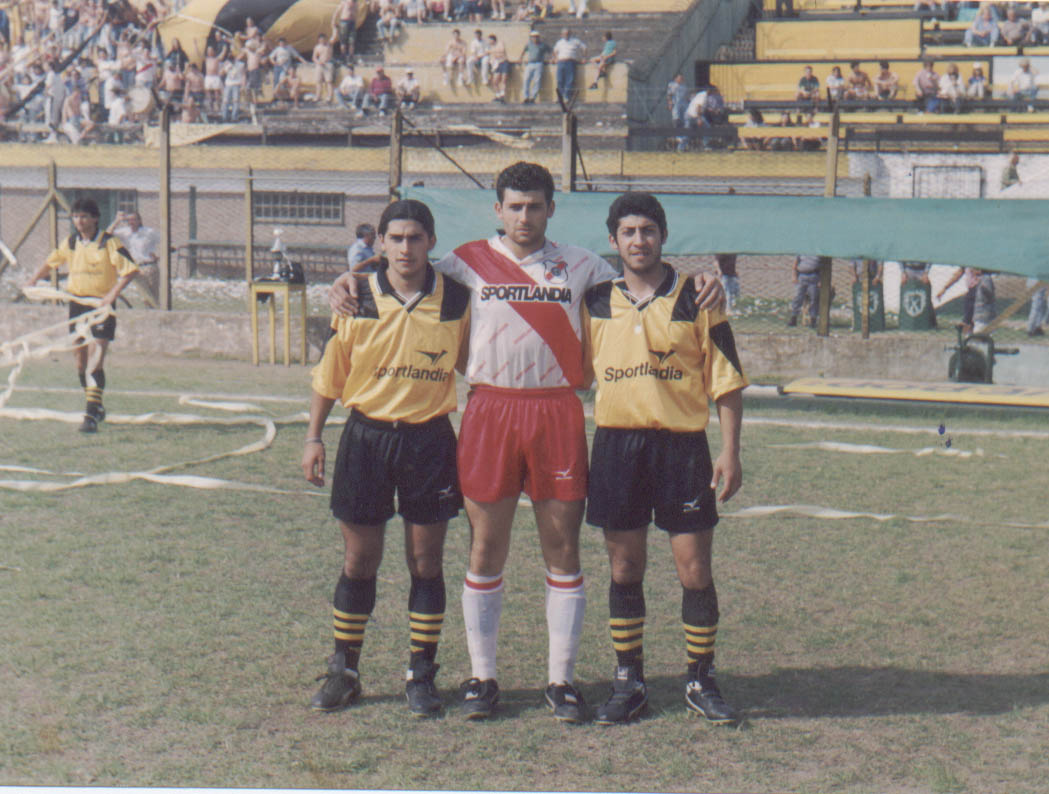 Flandria 3 - Luján 0
Goles: Alonso, Leandro y Pablo Aranda
Foto: Hnos Aranda: Leandro, David y Pablo
15° de Primera C Apertura '95
21/10/95