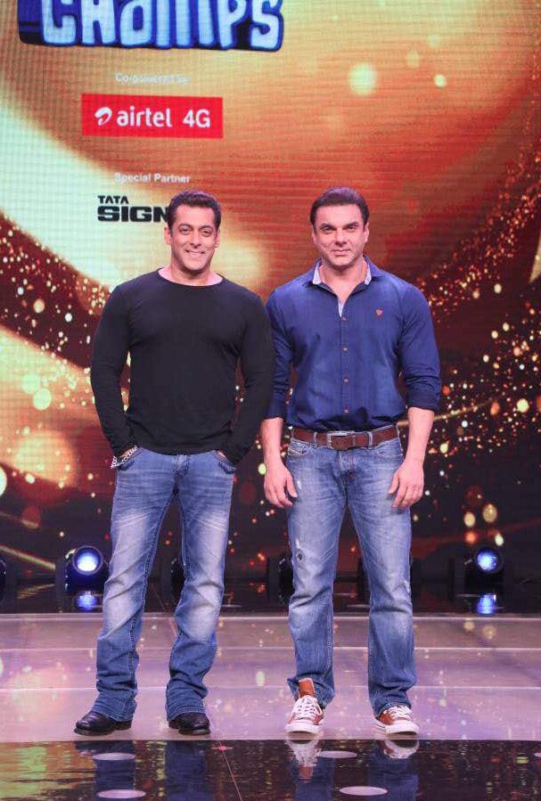 TubelightKiEid's tweet photo. Laxman, Bharat Aur yakeen aa rahe hai theek 9 baje on @ZeeTV!#TubelightOnAmulSaReGaMaPaLilChamps 🙋‍♂️
@BeingSalmanKhan @SohailKhan https://t.co/FODRm7CACb