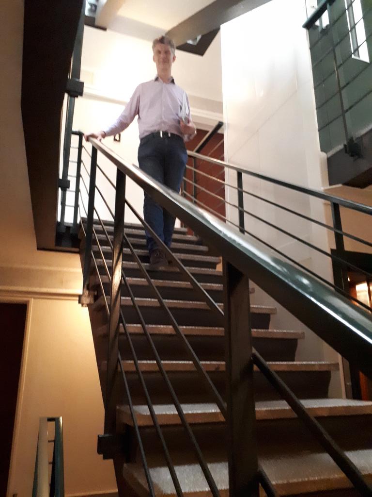 MartineDenis4's tweet photo. Dans les cages d'escalier du quartier des Quatrans @EricVeve toujours plus grand #UnCitoyenenAction #Circo1 #Caen https://t.co/3MjRrftZdI
