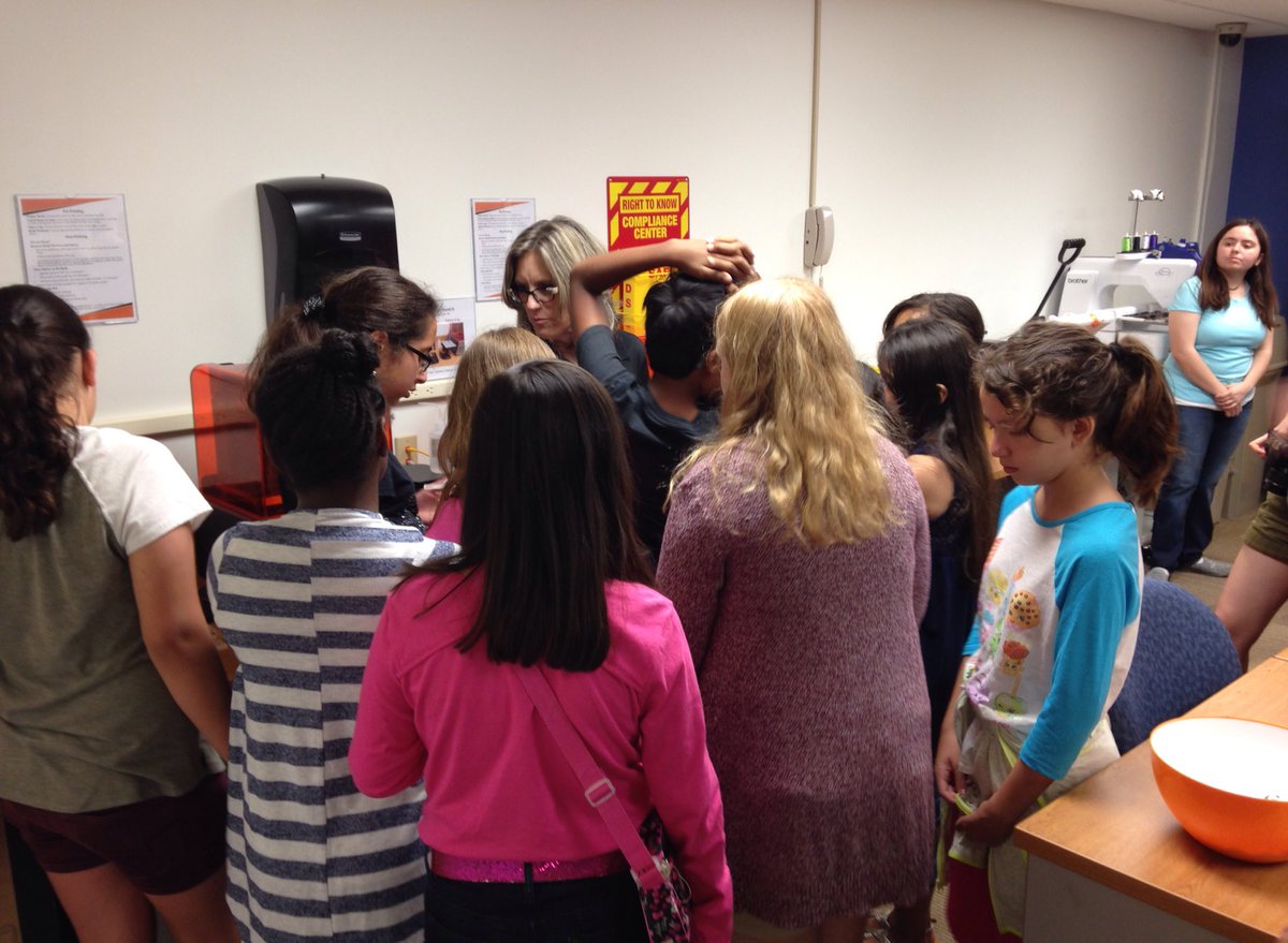 svesmedia's tweet photo. Sts @SunValleyES_NC visit Campbell U 3-D Lab! Thx @jennapcarp!! @SusanRodgersS4 https://t.co/1NPY1OgRvN