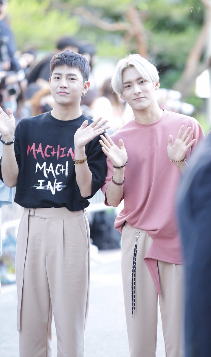 ace_foxstar's tweet photo. #동훈 &amp; #준 
뮤뱅 출근길은 너무 청량해.

#에이스 #ACE #동훈 #DONGHUN #준 #JUN https://t.co/OUWo0IlEbU