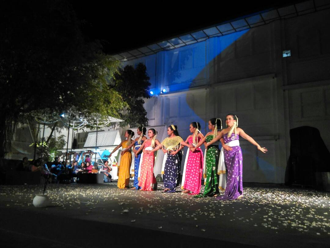 artjog's tweet photo. Now on stage: "Pandonga" - Kinanti Sekar ft. Ethnocentric #ARTJOG10 #ARTJOG2017 #ChangingPerspective https://t.co/d9lJBnRxRx