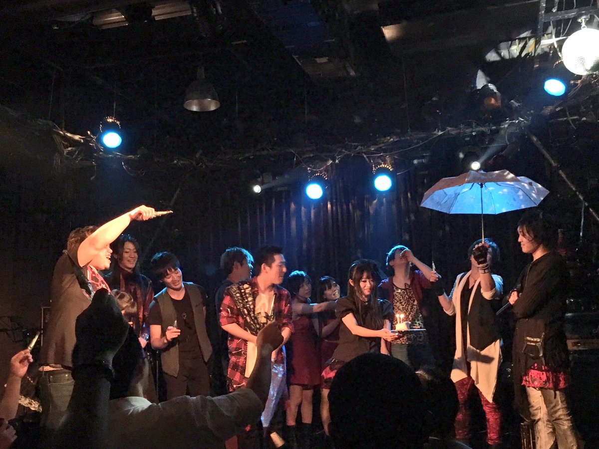 ハルるは春眠中 على تويتر 今日は たらし もとい アンブレラ 太志のバースデーへ行ってきました 非常に盛り上がったライブで ラストに傘が出てくるとか 笑 ケーキも傘の形してて 可愛い 太志おめでとう ガッシュベルop2曲連続で来たので 高まって
