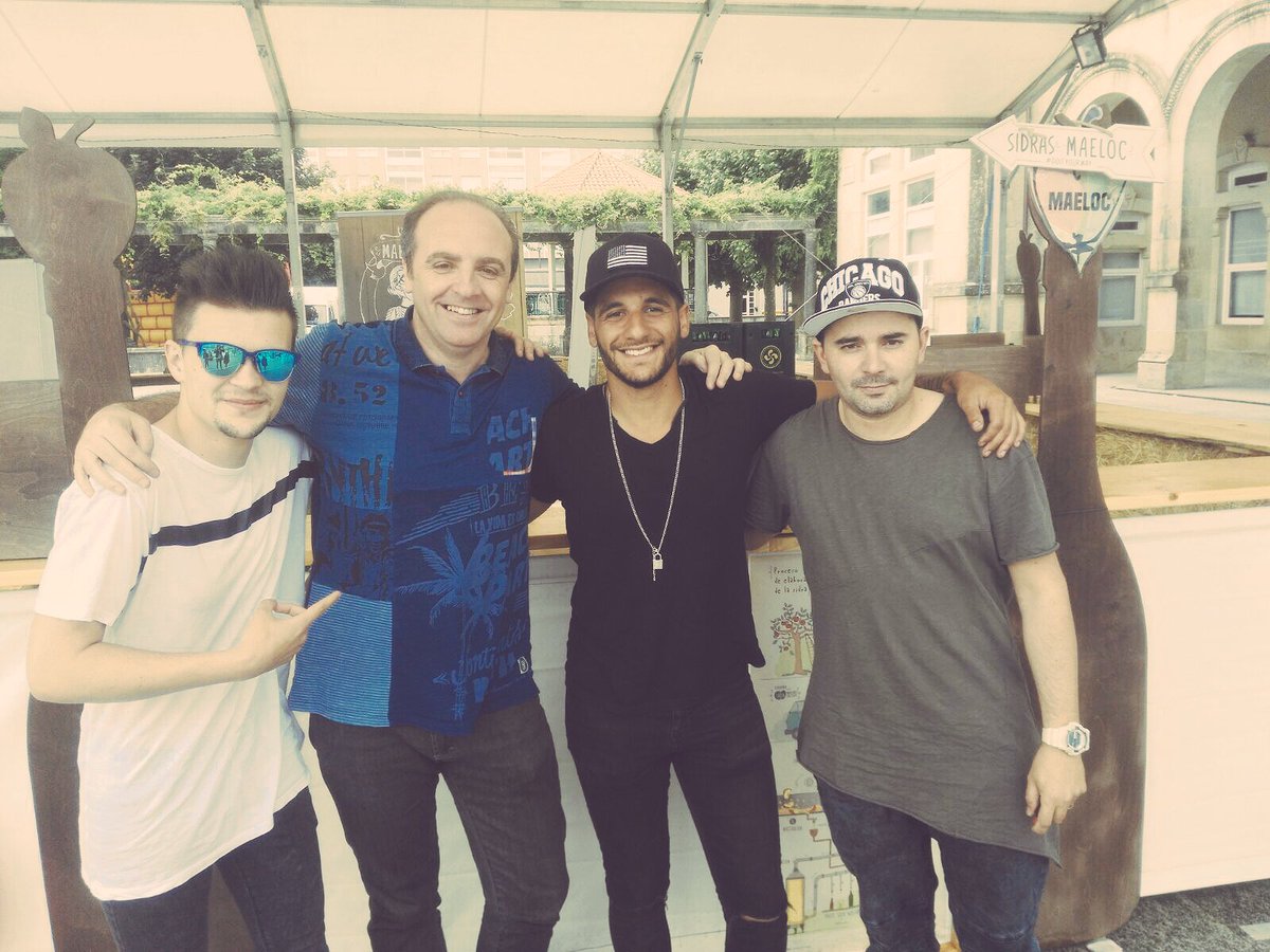 maelocway's tweet photo. Nuestro querido #SalvaRonko de @maketon con los chicos de @batemento en la VI #FeiraDaSidra de #AEstrada ¡No te la pierdas y acércate! https://t.co/C21xa6s90R