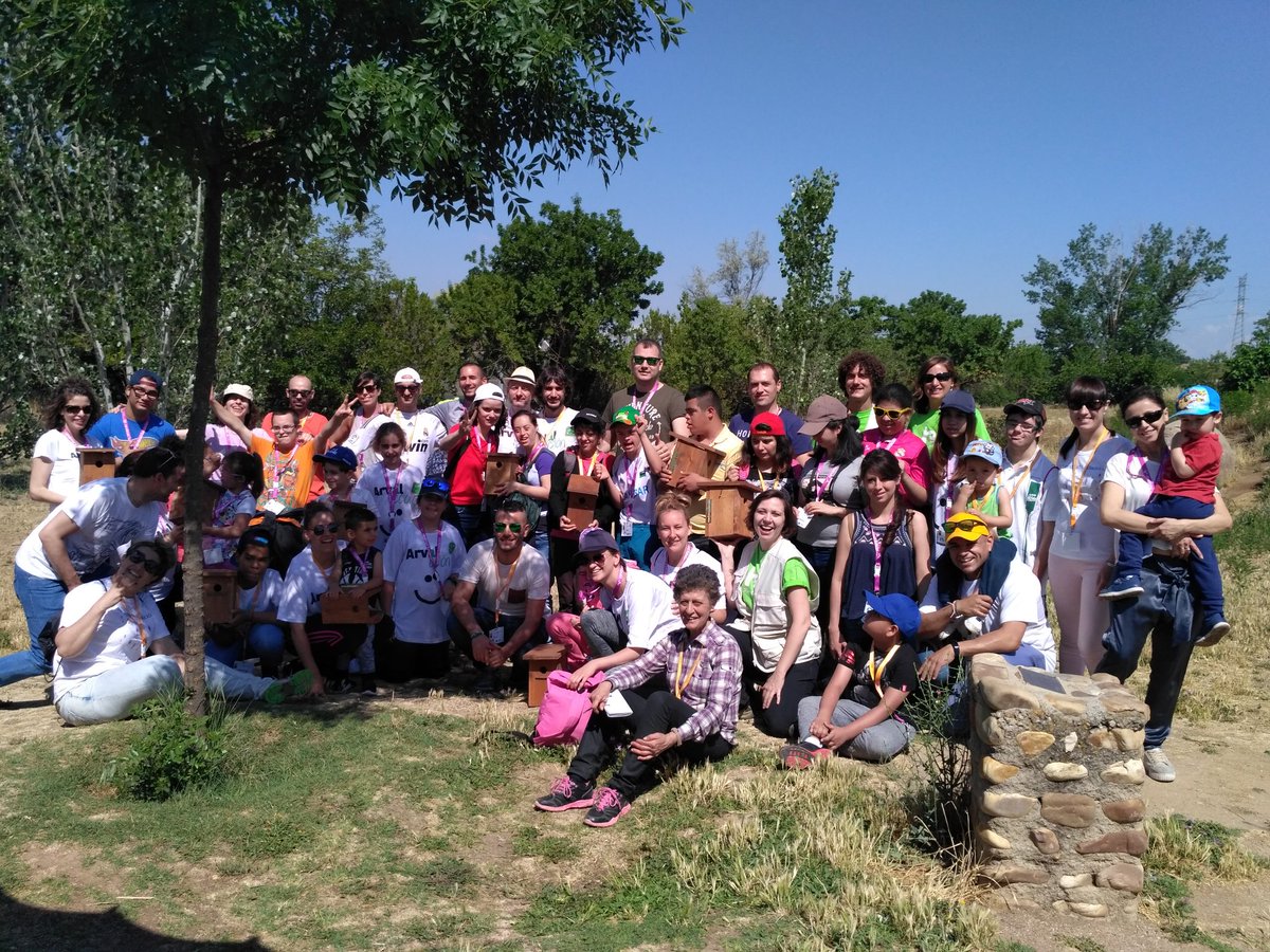 EcoherenciaSCA's tweet photo. Para celebrar el #diadelmedioambiente hemos estado haciendo #cajasnido y regando en el #CaseríodelHenares, maravillosos #voluntarios https://t.co/2aqWfsKcOF
