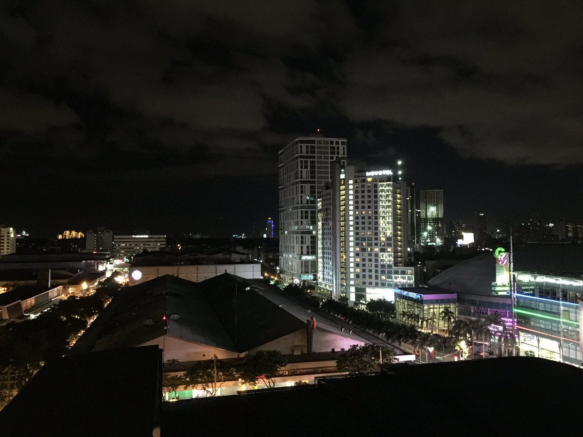 mrbranch's tweet photo. Dahil #nopermanentaddress, kailangan mag-airbnb. Gnyt from Araneta Center - Cubao Station.๐ https://t.co/wBqNwDndDM