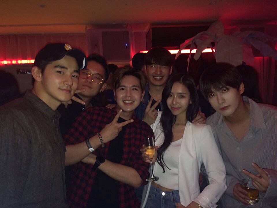 imdastyle's tweet image. #인클로즈 광고 ost 만들어준 스카이 통키음원만들어준 튠에이스 케니오빠 아이돌계의조상 호영오빠 그리고 오랫만에 본 토시오 아니 재효 
끝까지 자리채워줘서 고마워다들
#oneway #god #kenny #블락비