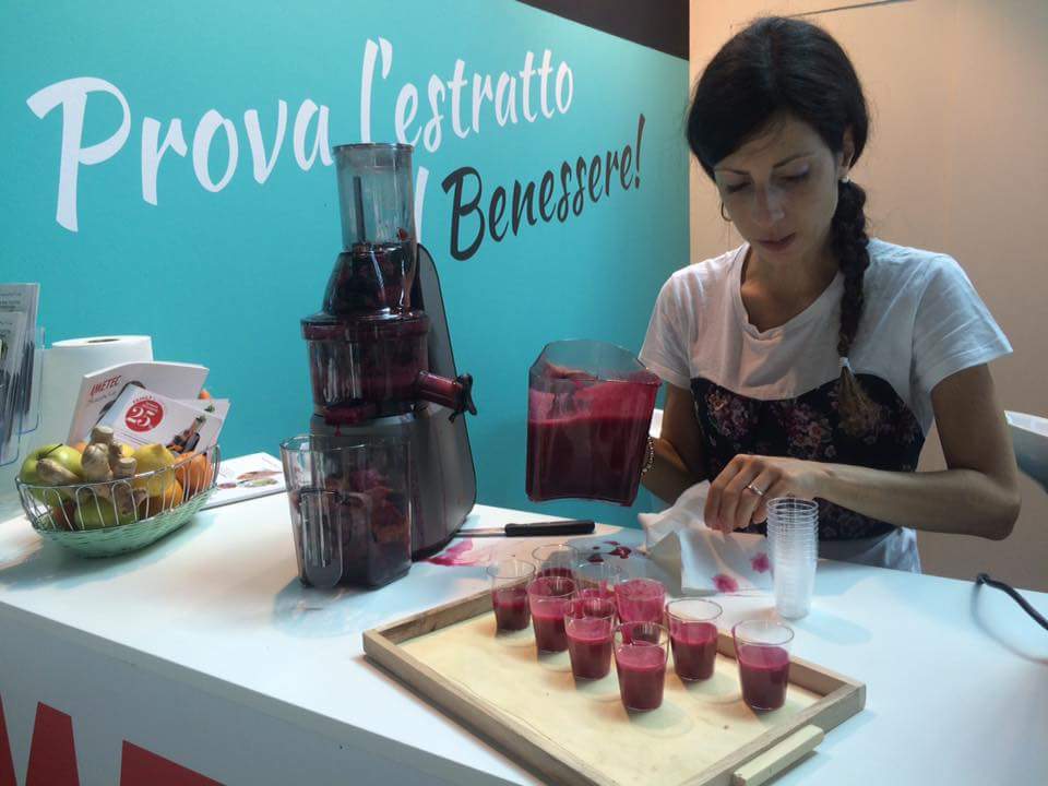 iFoodit's tweet photo. C'è già la fila al nostro stand qui a #rw17
Volete assaggiare i nostri estratti di #succovivo @imetec_italia? Tantissimi gusti e vitamine 🍉🍒 https://t.co/Zytpv6ykj6