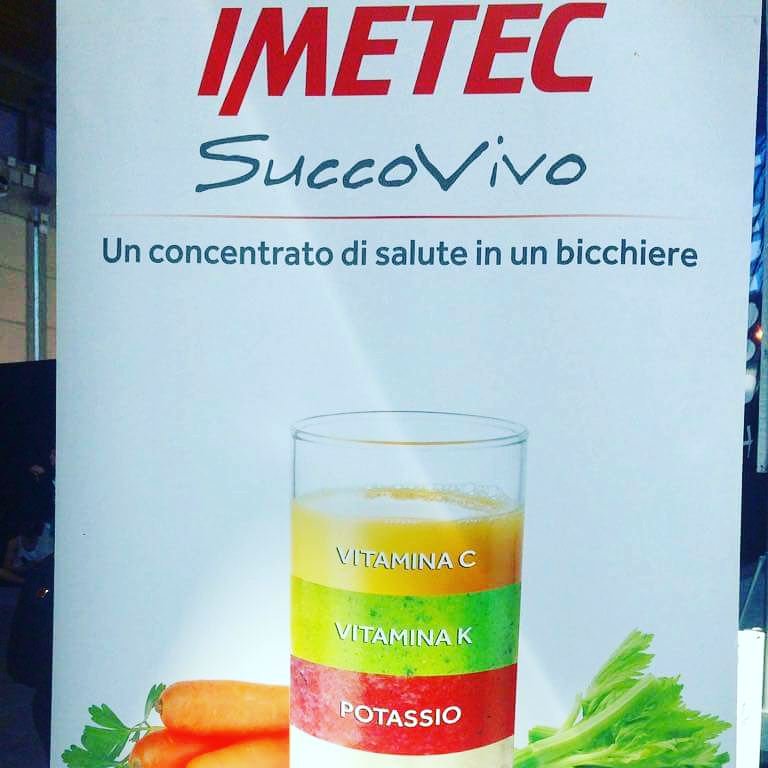 iFoodit's tweet photo. C'è già la fila al nostro stand qui a #rw17
Volete assaggiare i nostri estratti di #succovivo @imetec_italia? Tantissimi gusti e vitamine 🍉🍒 https://t.co/Zytpv6ykj6