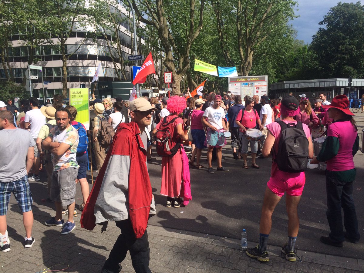 Nazidemo in #Karlsruhe #Durlach beendet. Linke versuchten, Absperrungen zu durchbrechen. #Polizei musste Schlagstöcke einsetzen.