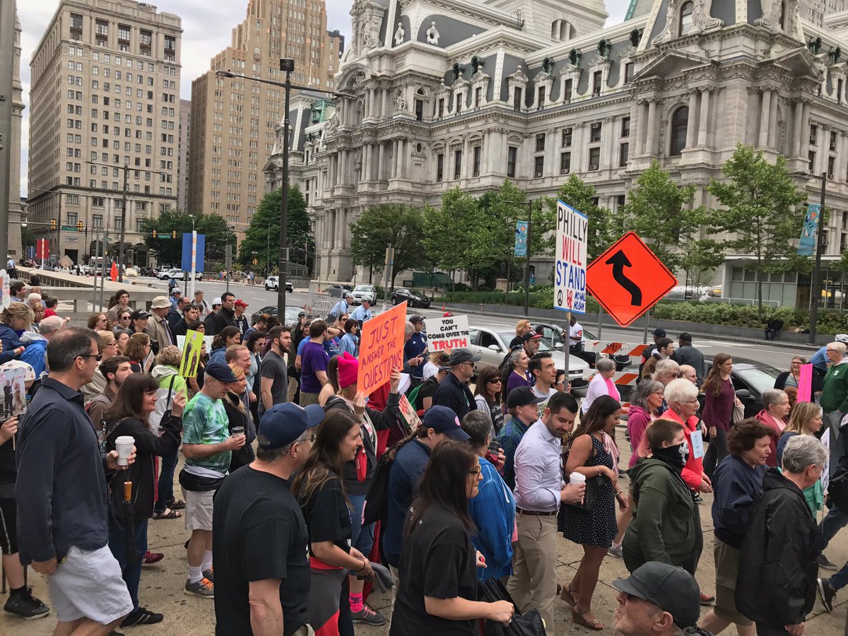 ForOurFuturePA's tweet photo. Philly will stand for truth! "This is about the fight for the soul of our democracy."-@RepCummings #marchfortruth #MarchForTruthPHL https://t.co/0oZWJUWlgt