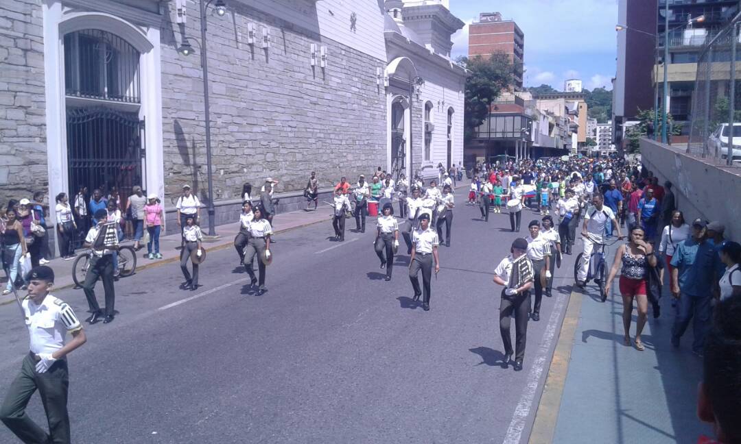 EJB_LIMIZAMORA's tweet photo. Banda de guerra #LIMIZAMORA # CCS https://t.co/0fzJJc8yWj