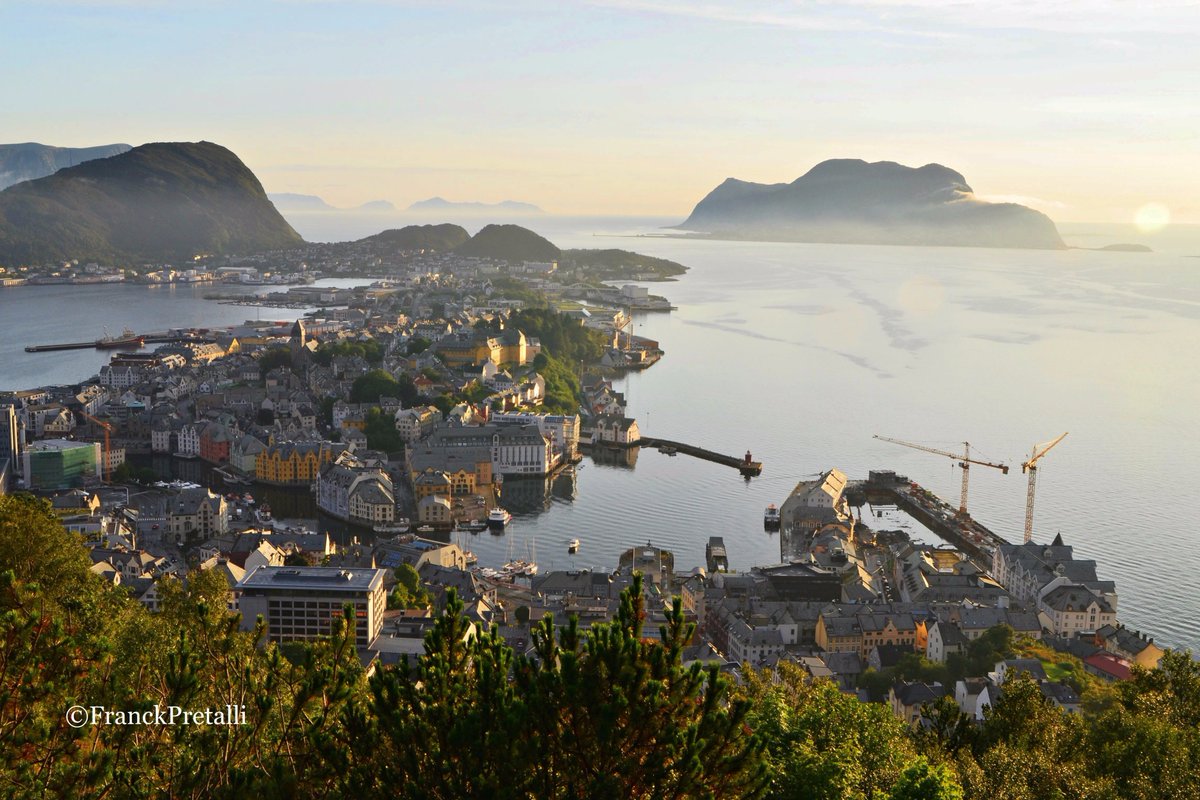 FranckPretalli's tweet photo. Coucher de soleil sur #Ålesund #Aalesund #Norvège #Voyage #Norge #Norway #travel #landscape #Scandinavia #sun #sunset https://t.co/haPSIzwbwX
