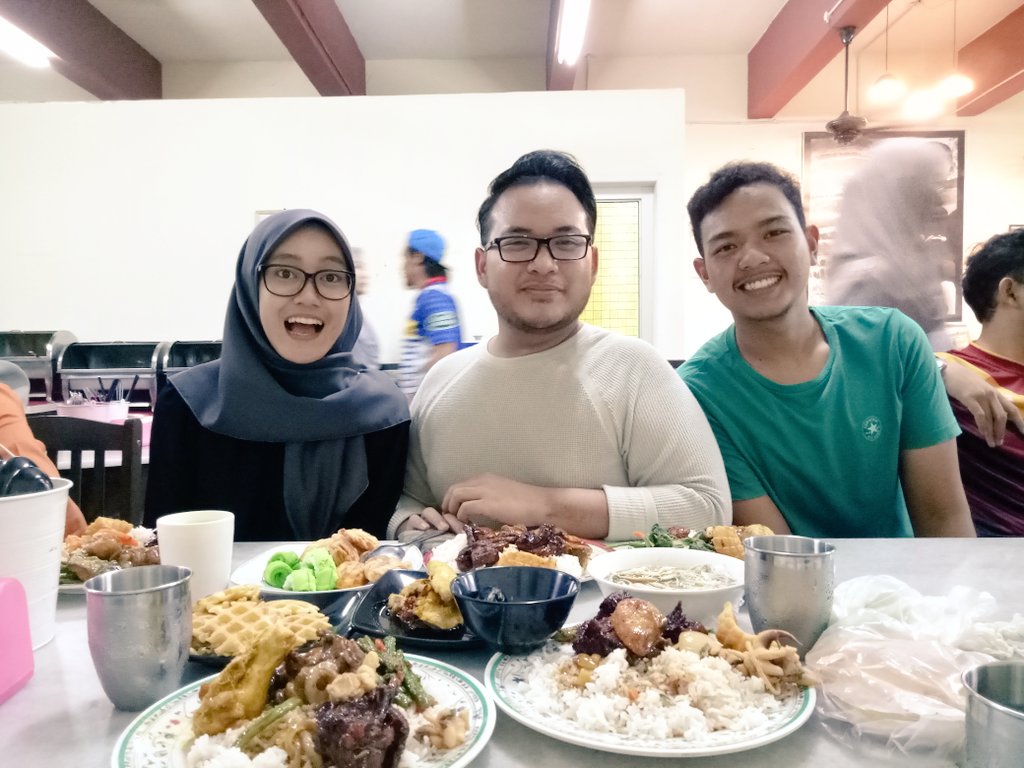 bahi_zone's tweet photo. Iftar with coursemate #hc13 #ecommerce https://t.co/jQ06OZImqv