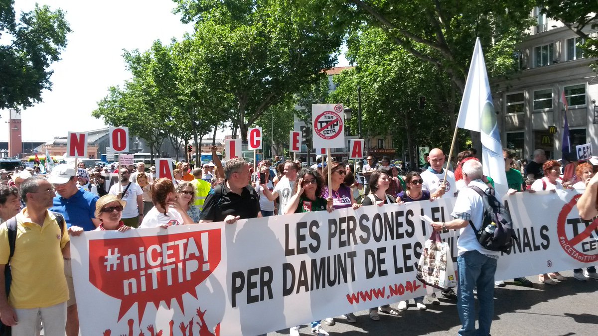 SoliStapAytoMad's tweet image. #StopCeta vaaaamos gente!! que se vea, se sienta, que no somos mercancía. Calle y calle contra el capital.#niCETA #niTTIP