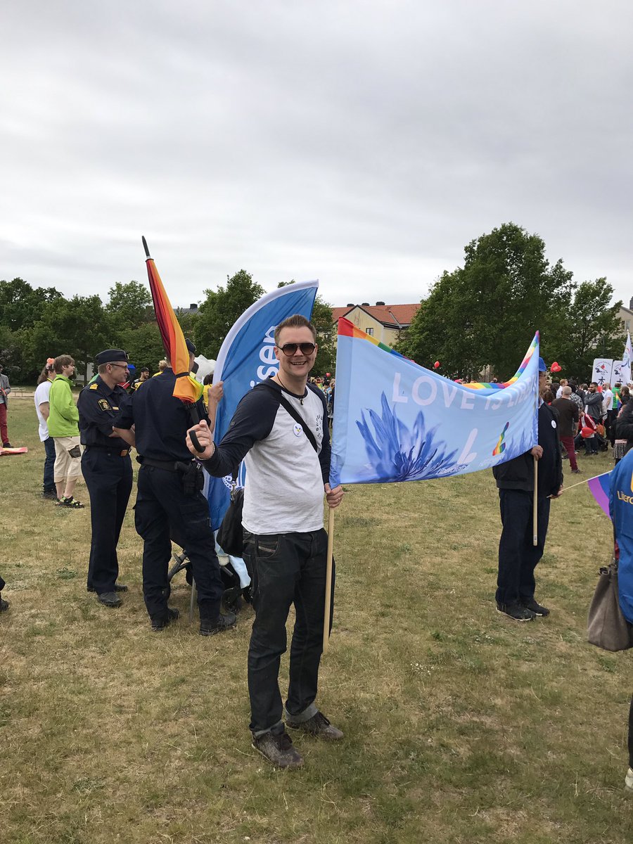 BorjeDovstad's tweet photo. Uppställning inför @knapride parad för att manifestera att #Karlskrona är en öppen kommun @liberalerna @hbtliberaler @hbtlsyd #svpol #blepol https://t.co/V4senyVih1