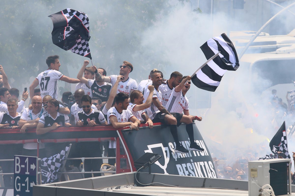 Besiktas's tweet photo. 😀 #şampiyONBEŞiktaş #VodafonePark'a böyle geldi... https://t.co/DnJURAhKEI