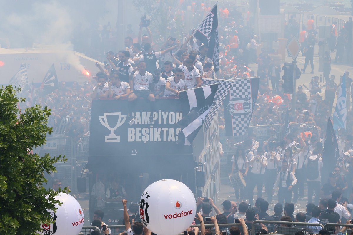 Besiktas's tweet photo. 😀 #şampiyONBEŞiktaş #VodafonePark'a böyle geldi... https://t.co/DnJURAhKEI