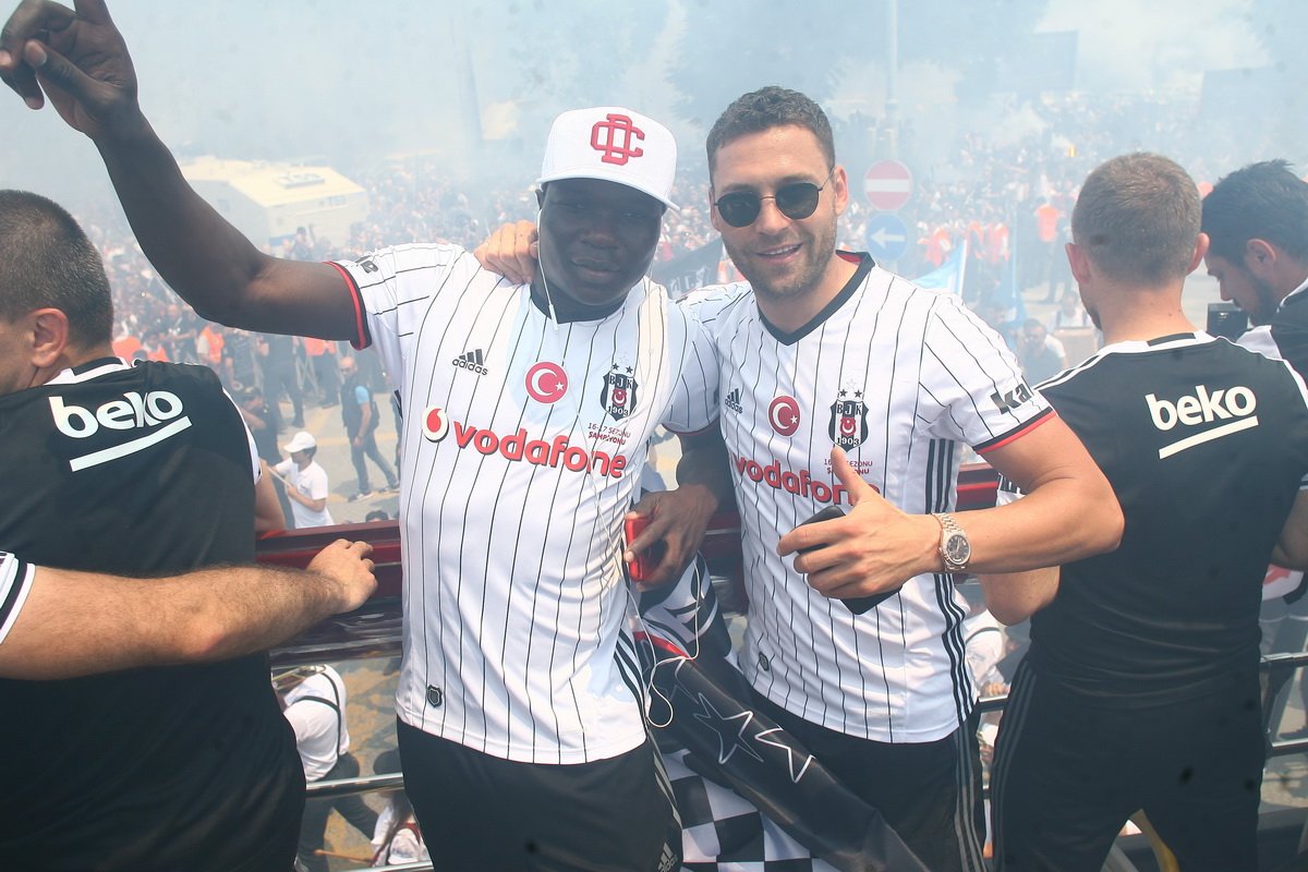 Besiktas's tweet photo. 😀 #şampiyONBEŞiktaş #VodafonePark'a böyle geldi... https://t.co/DnJURAhKEI