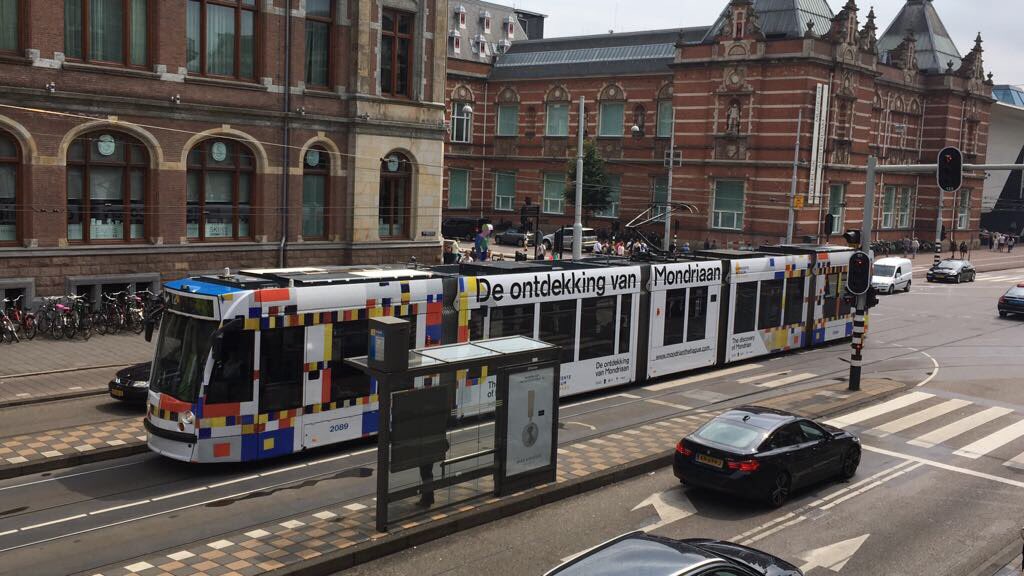 Gespot! De ontdekking van Mondraan tram, ook in A'dam kunnen ze er niet meer omheen!